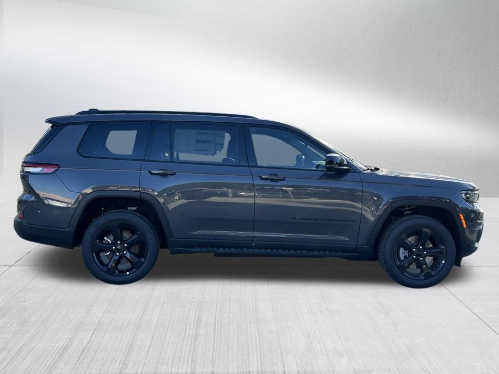 2025 Jeep Grand Cherokee Limited photo 3