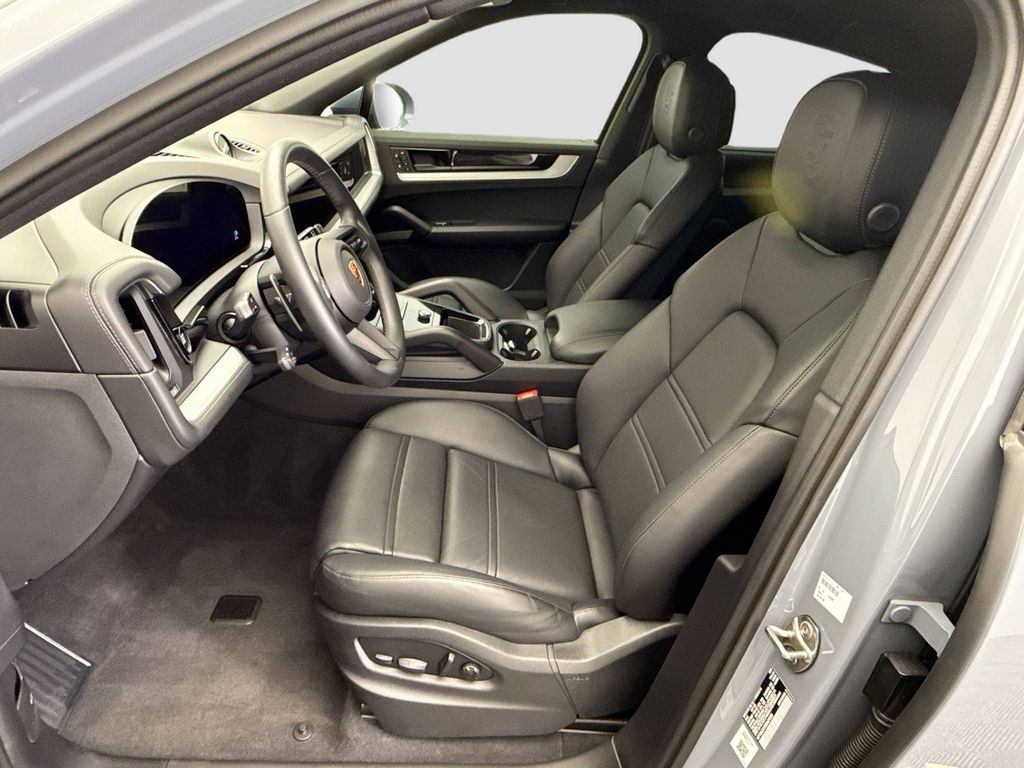 2025 Porsche Cayenne Coupe Base photo 17
