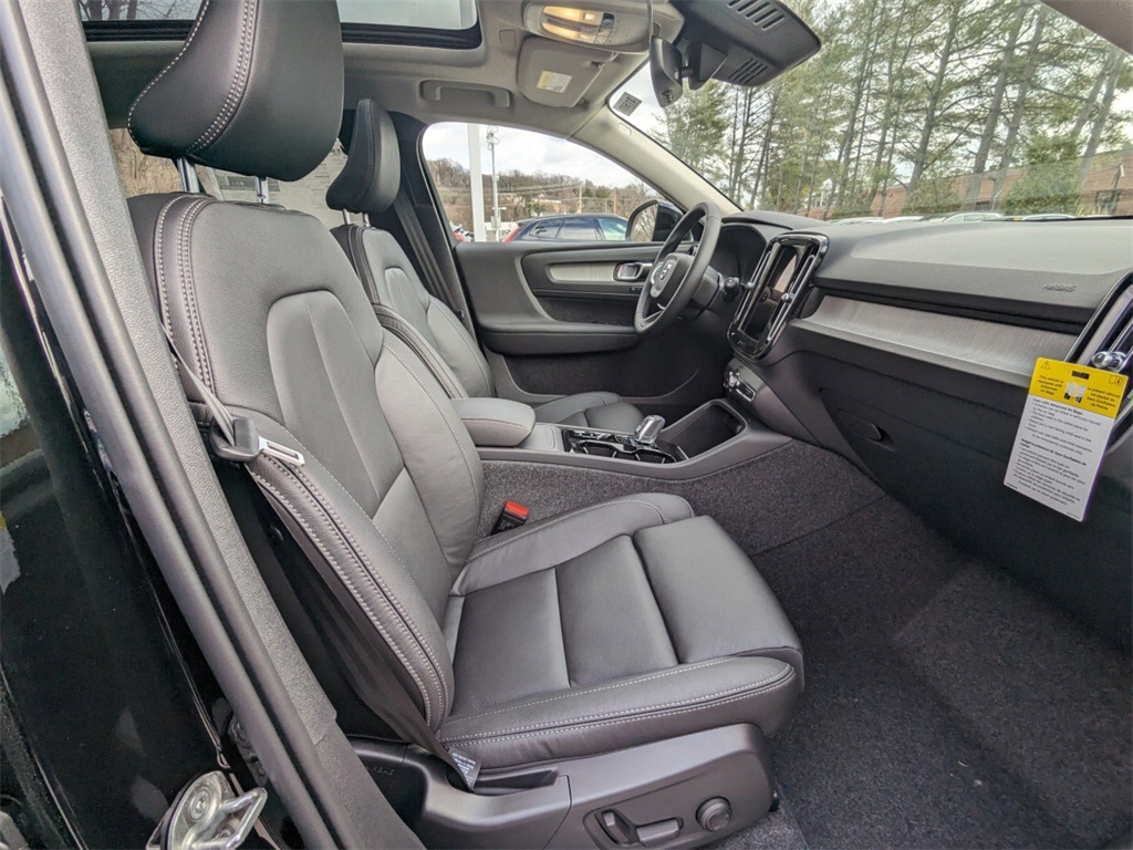 2025 Volvo XC40 Plus photo 2