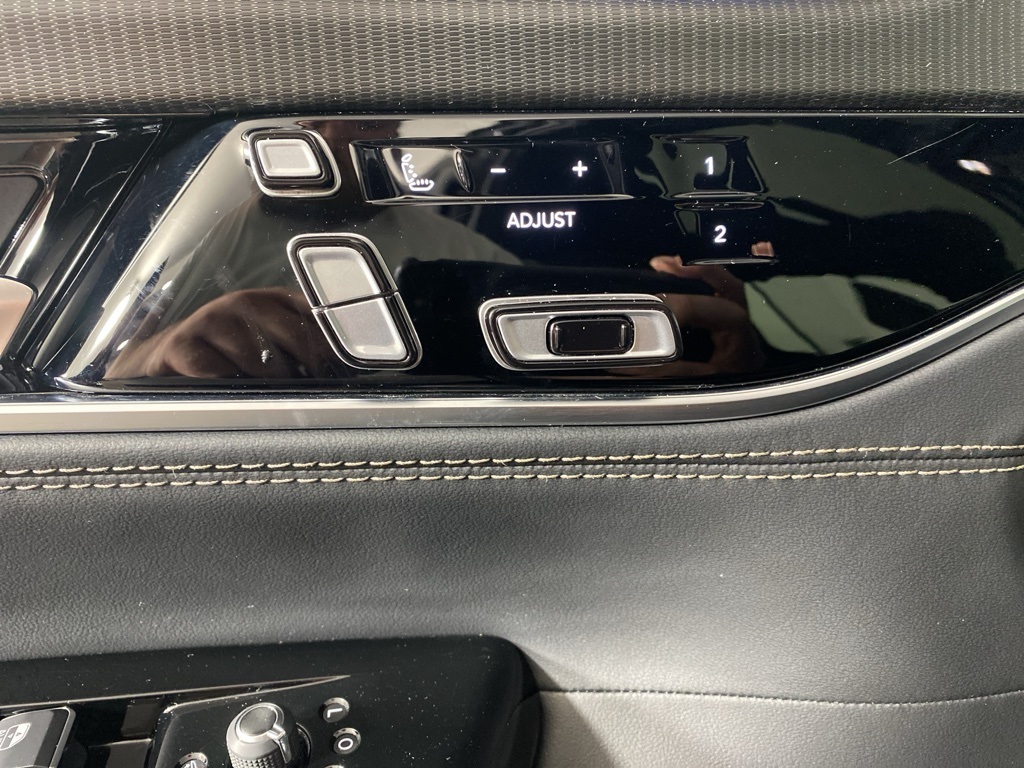 2024 Jeep Wagoneer L Series II Obsidian photo 3