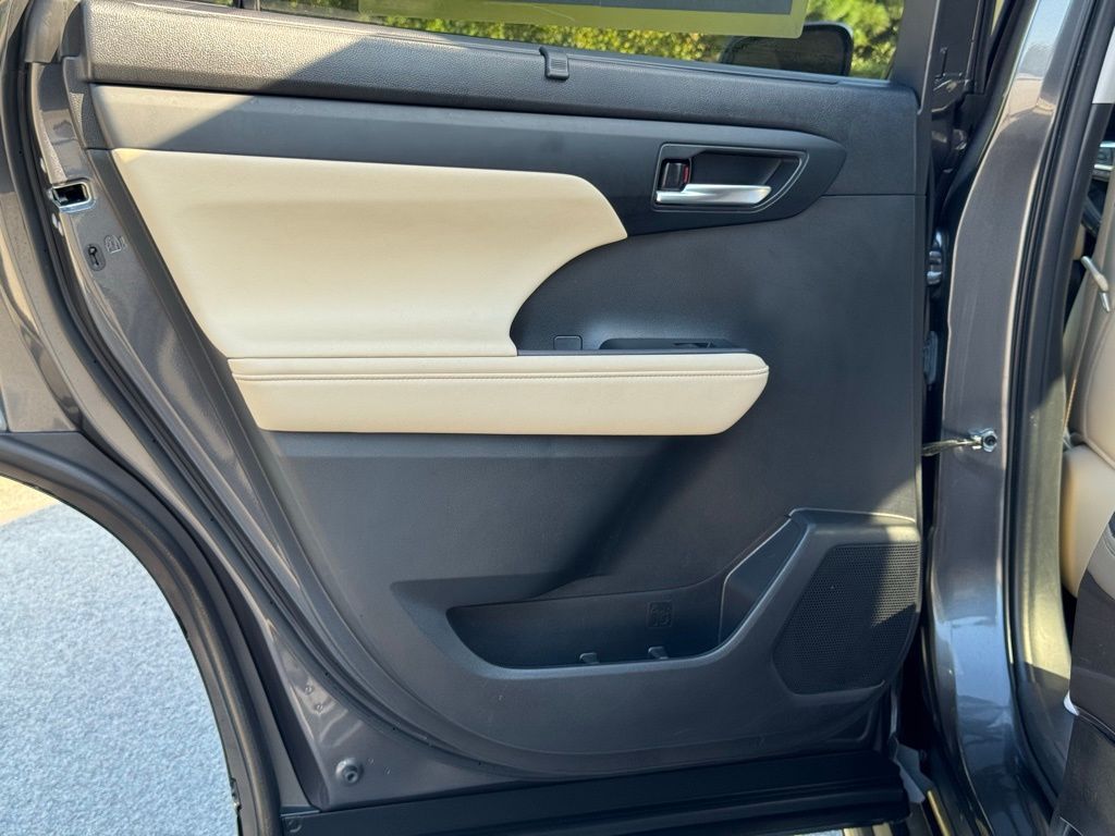 2023 Toyota Highlander XLE photo 23