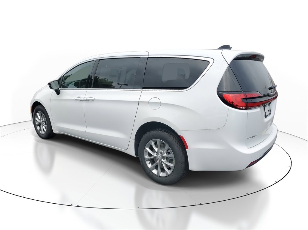 2026 Chrysler Pacifica photo 2