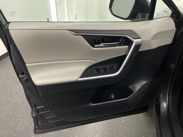 2022 Toyota RAV4 XLE Premium photo 9