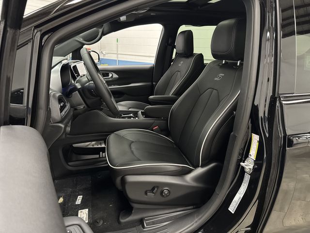 2026 Chrysler Pacifica Limited photo 4