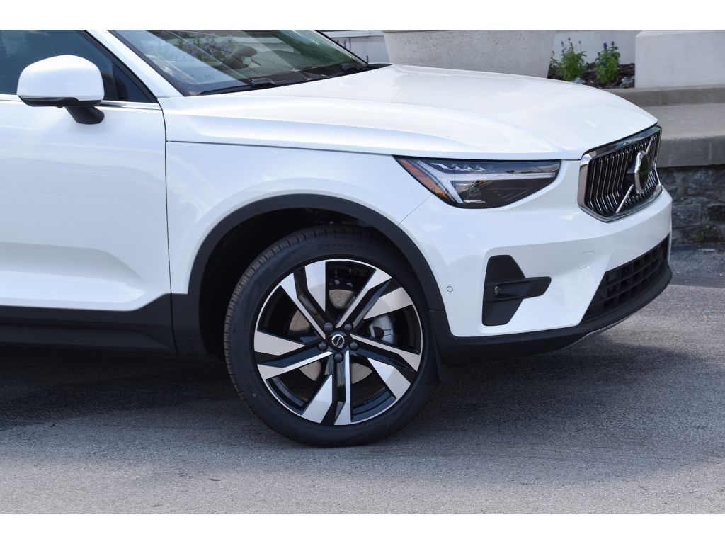 2025 Volvo XC40 photo 8