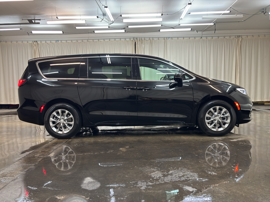 2026 Chrysler Pacifica photo 4