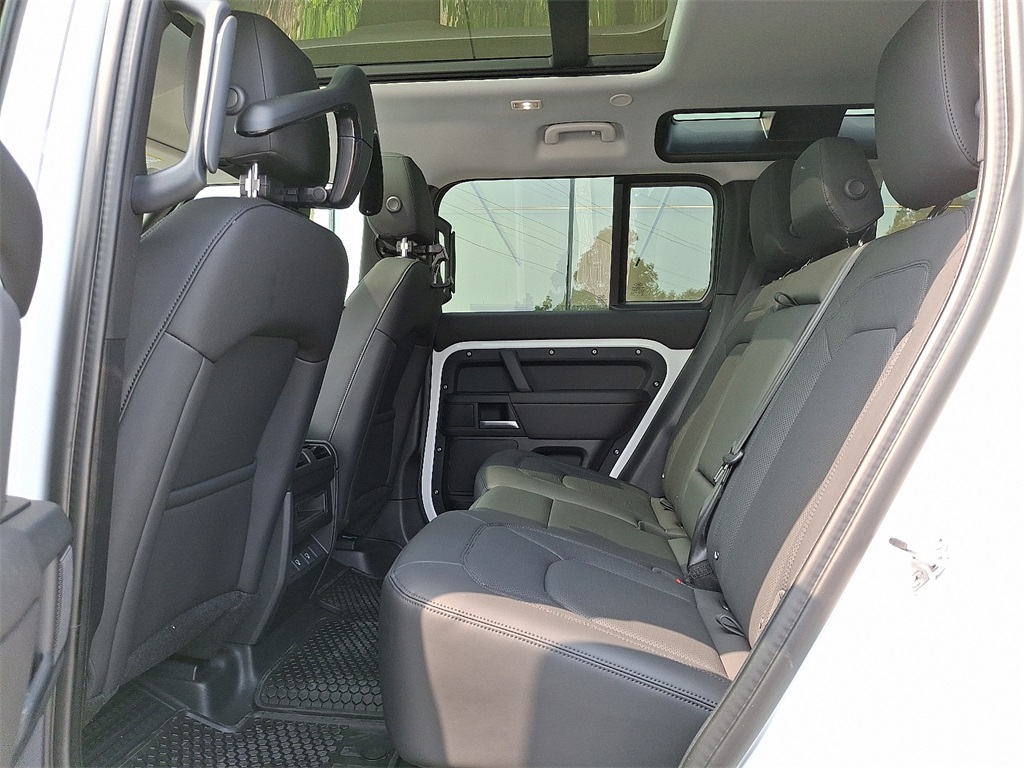 2025 Land Rover Defender 110 S photo 8