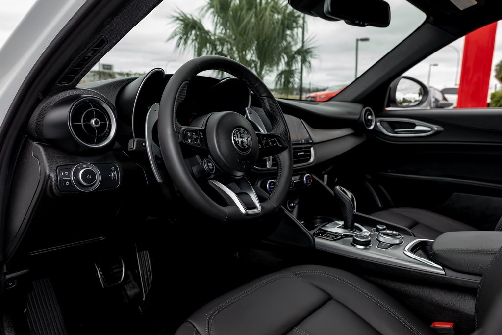 2025 Alfa Romeo Giulia Base photo 13