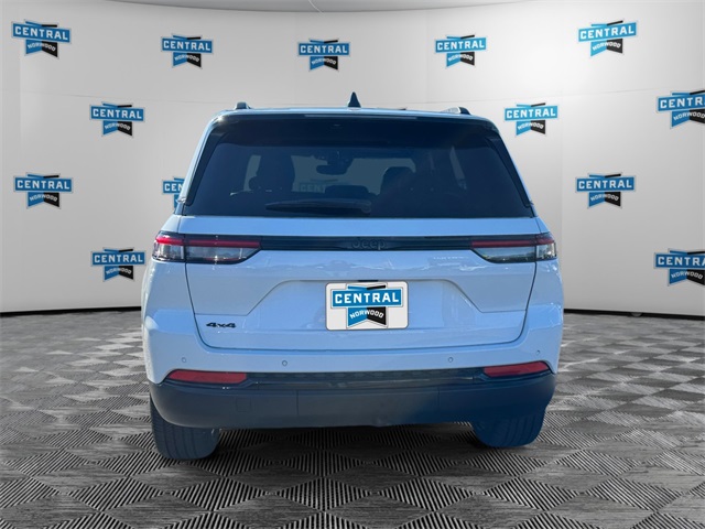 2023 Jeep Grand Cherokee Altitude photo 4