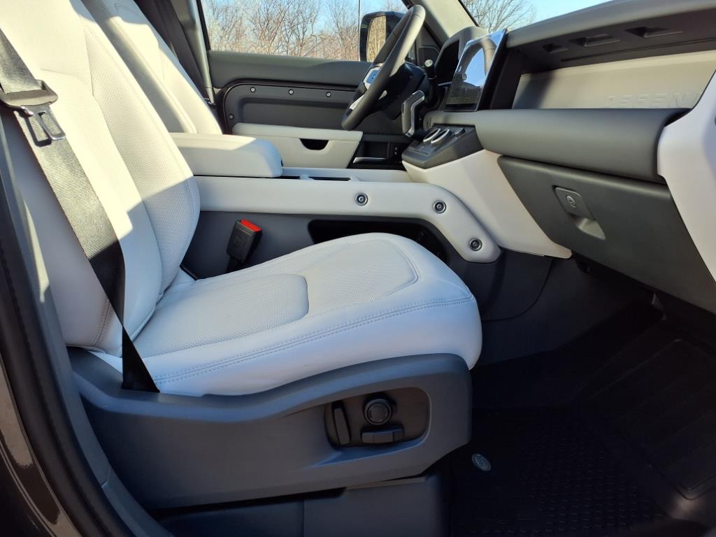2025 Land Rover Defender 110 X-Dynamic SE photo 3