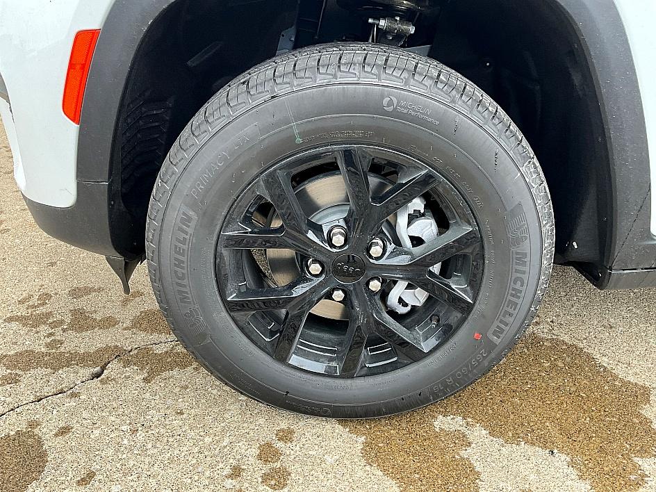 2025 Jeep Grand Cherokee Laredo Altitude photo 11