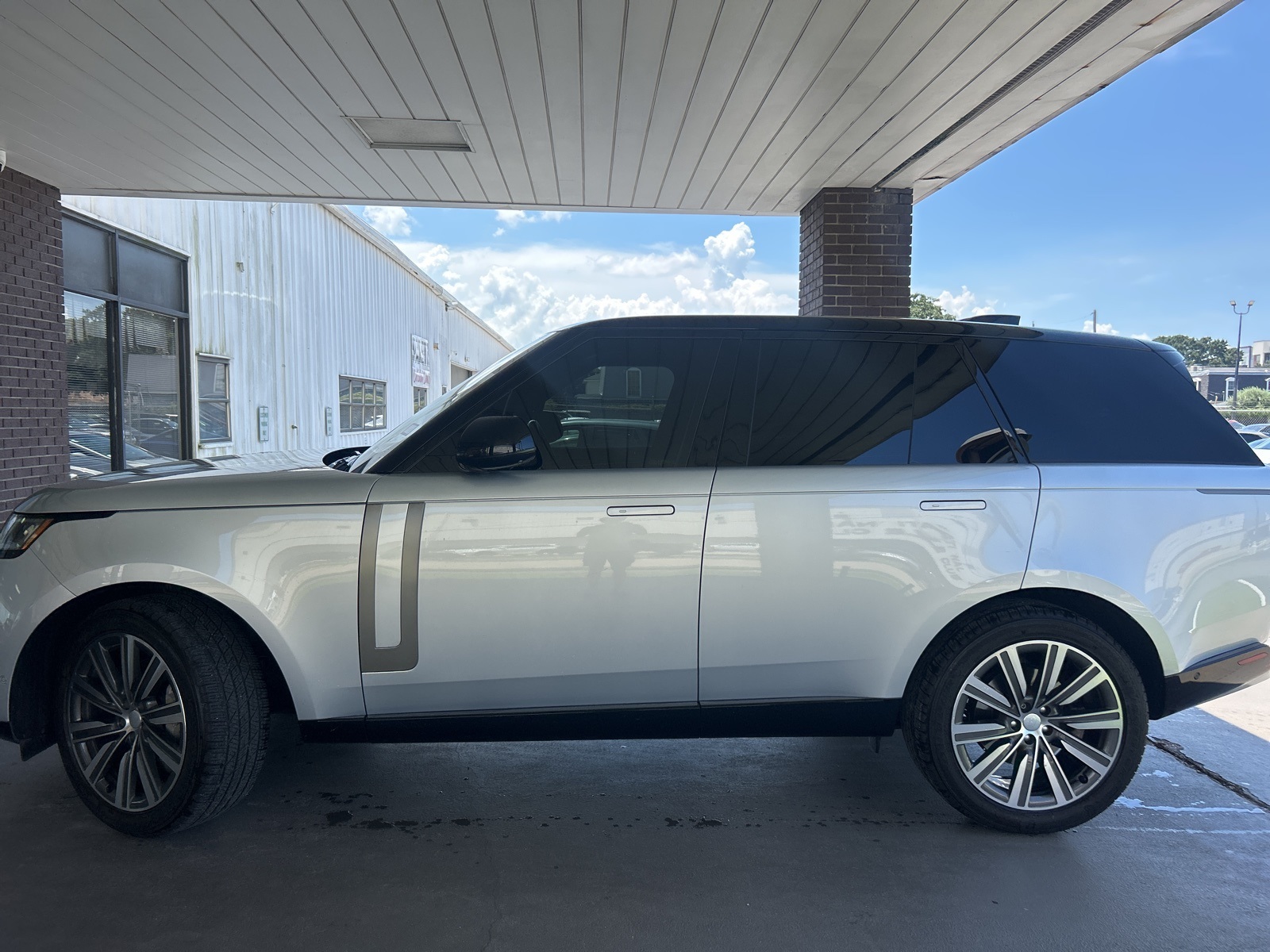 2023 Land Rover Range Rover SE photo 2