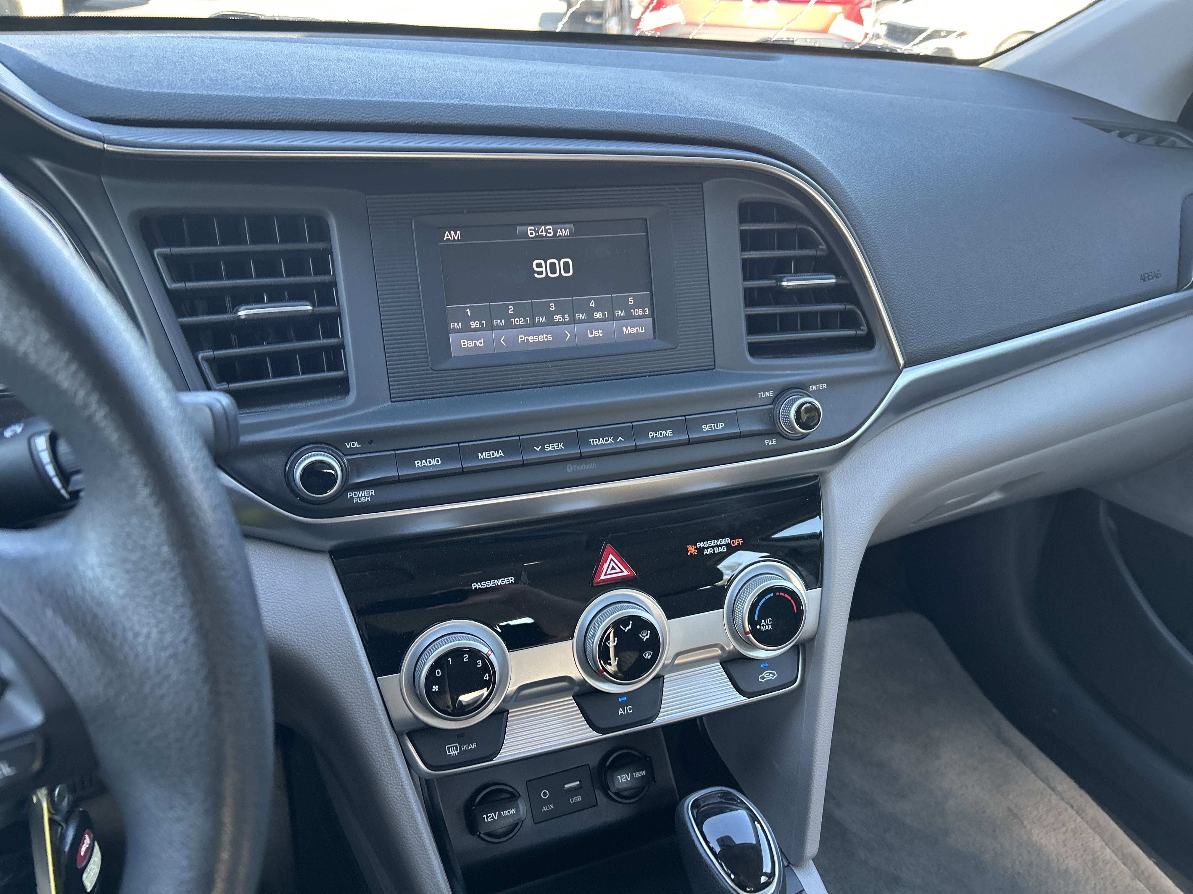 2019 Hyundai Elantra SE photo 4