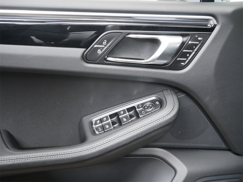 2024 Porsche Macan T photo 17