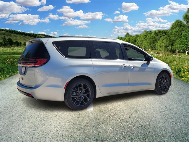 2026 Chrysler Pacifica photo 2