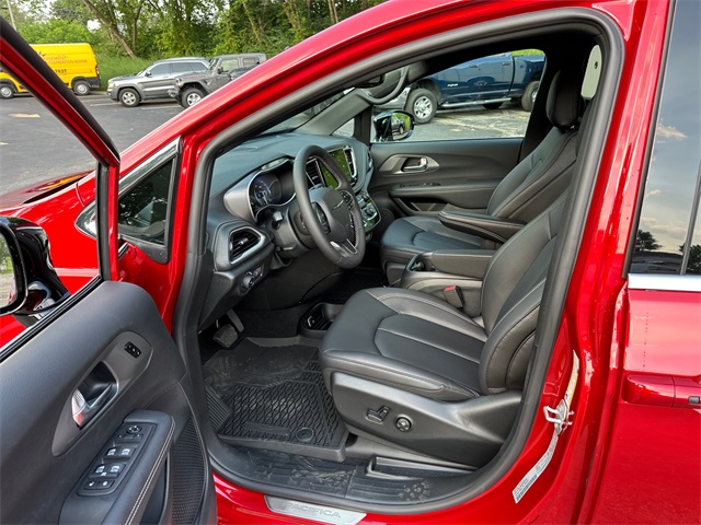 2025 Chrysler Pacifica photo 33