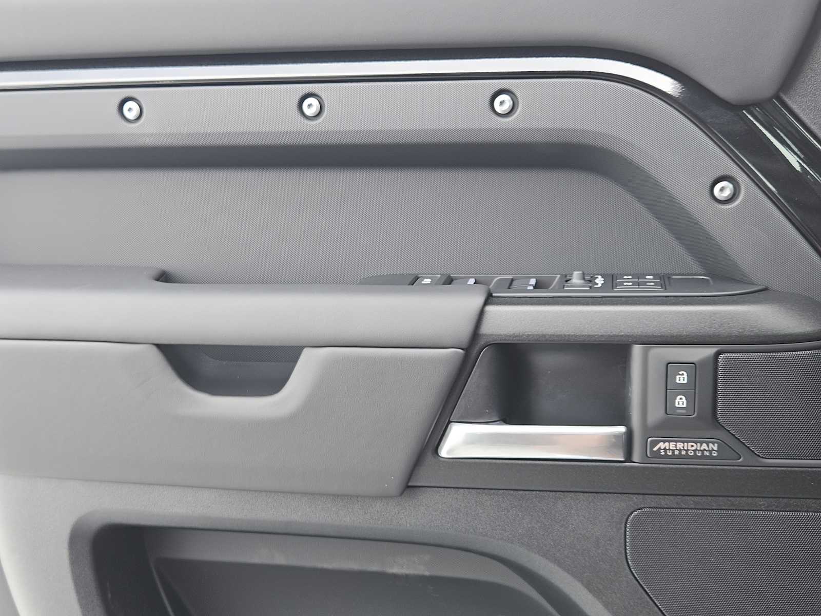 2025 Land Rover Defender 130 V8 photo 21