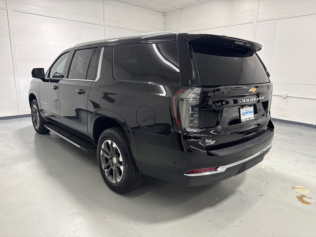 2025 Chevrolet Suburban LT photo 5