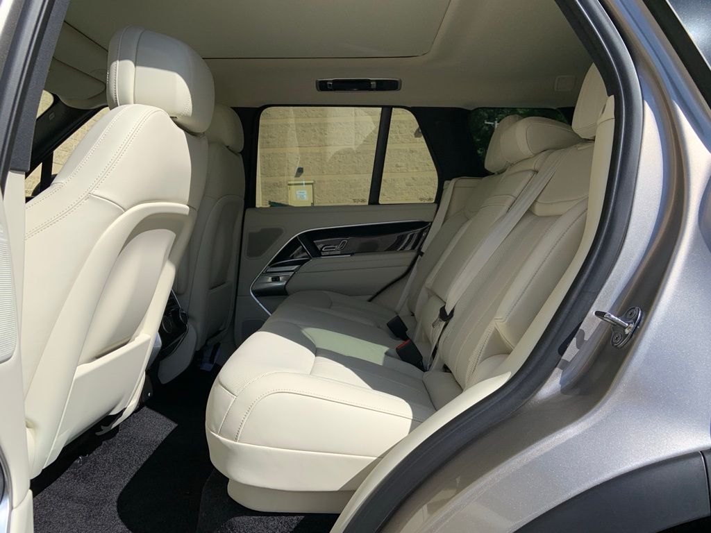 2025 Land Rover Range Rover SE photo 13