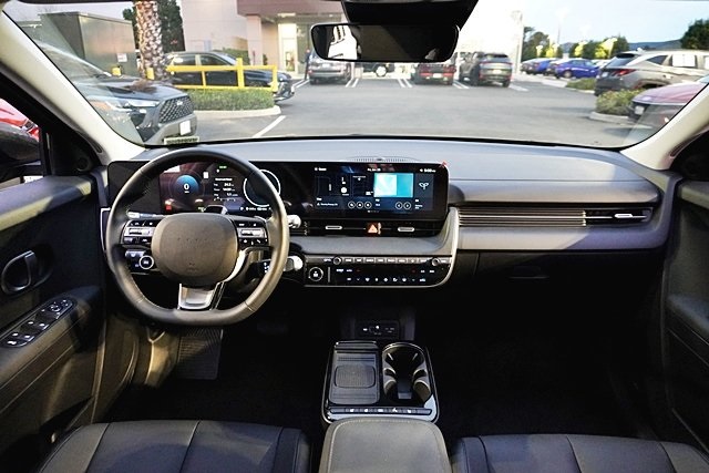 Used 2025 Black Hyundai SEL image 18