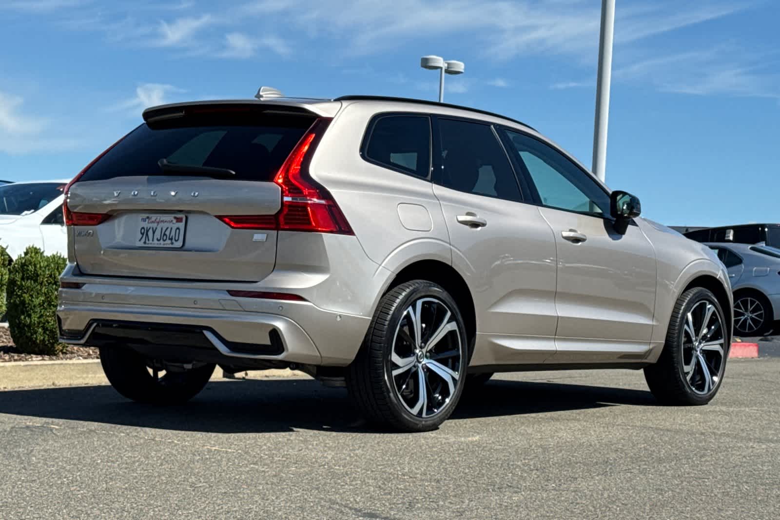 2024 Volvo XC60 Recharge Hybrid Ultimate photo 2