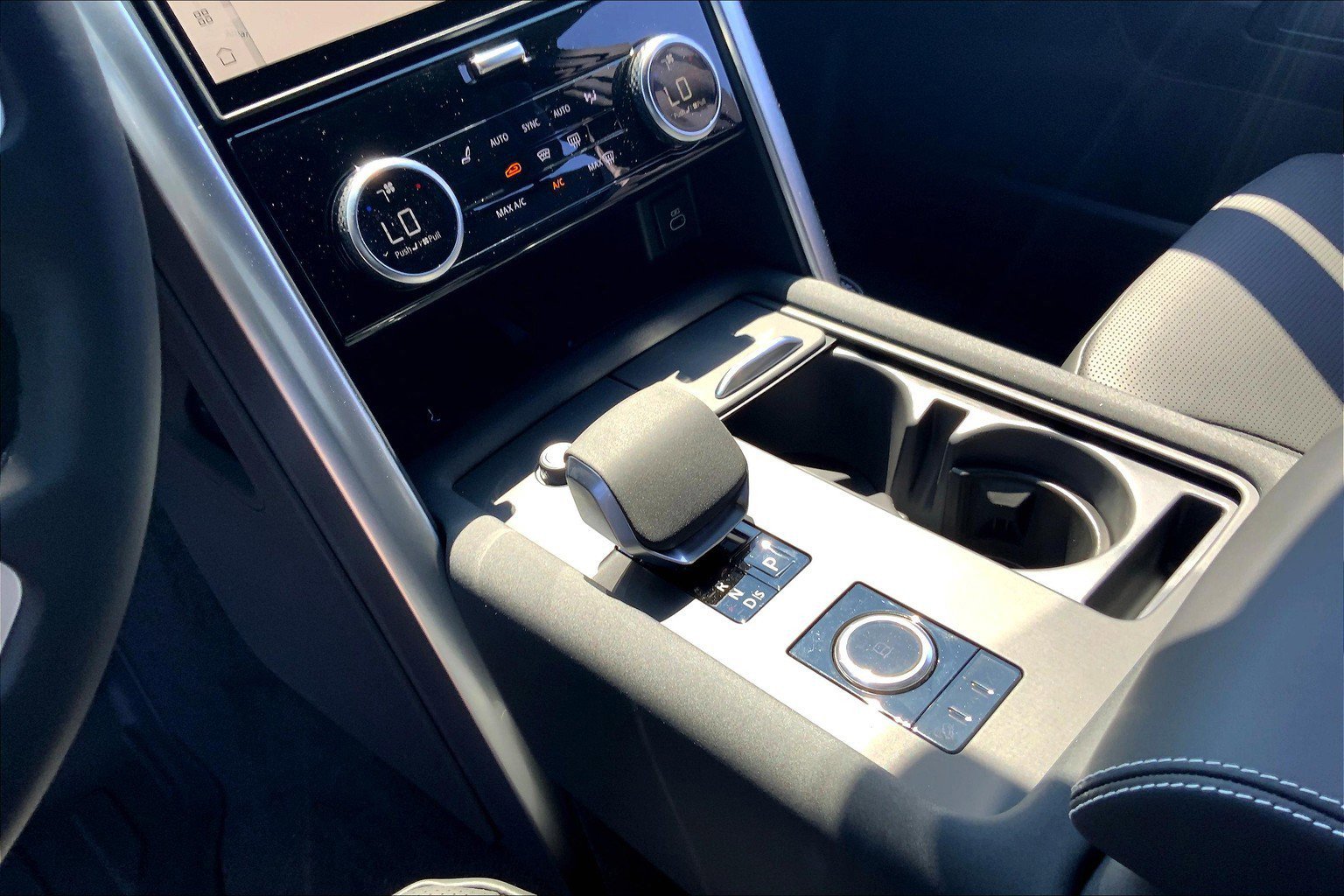 2025 Land Rover Discovery Metropolitan Edition photo 6