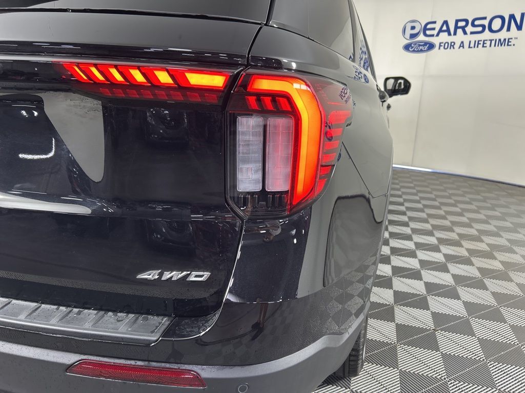 2025 Ford Explorer photo 4