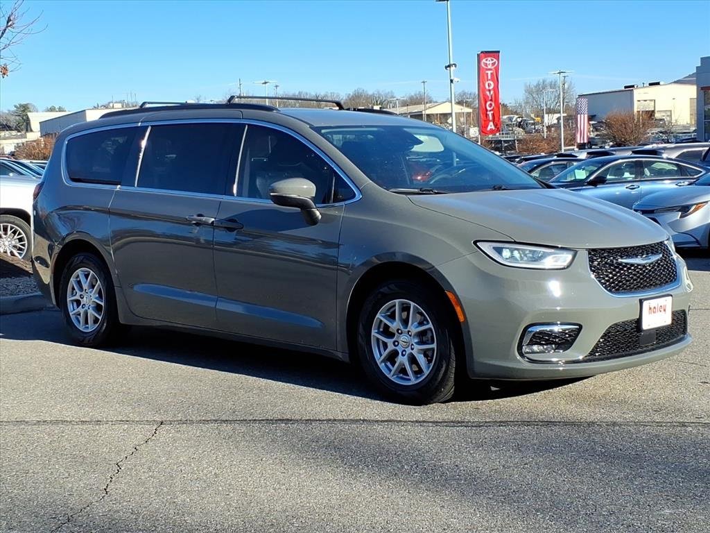 2023 Chrysler Pacifica Touring L's photo