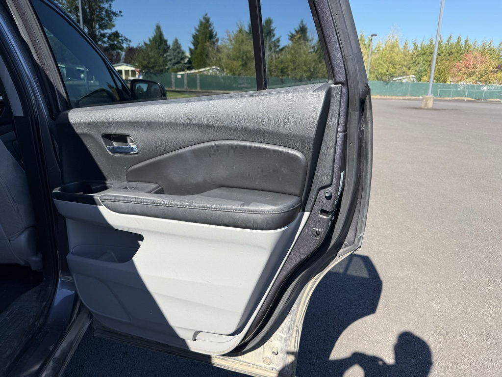 2016 Honda Pilot LX photo 16