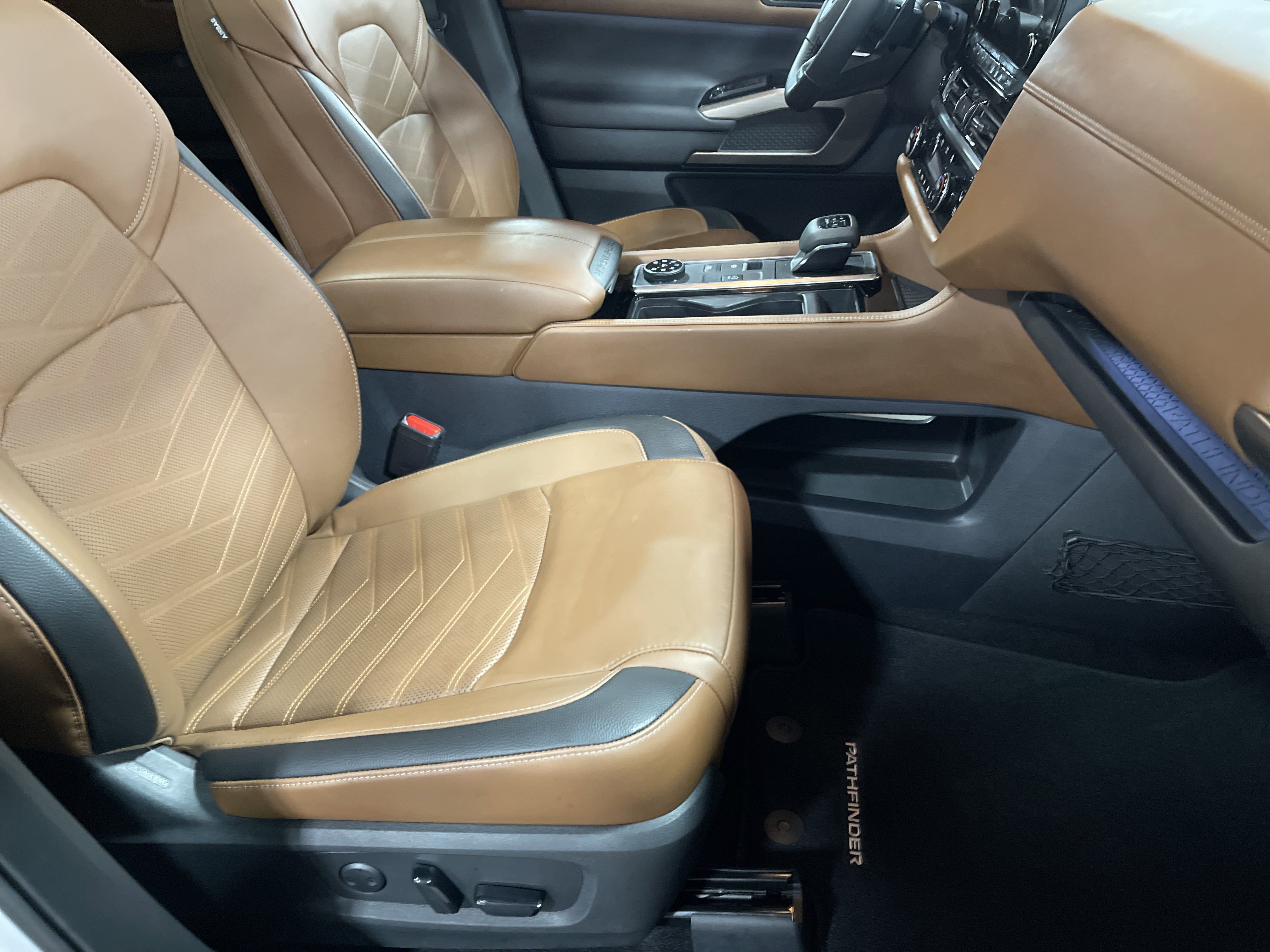 2023 Nissan Pathfinder Platinum photo 5