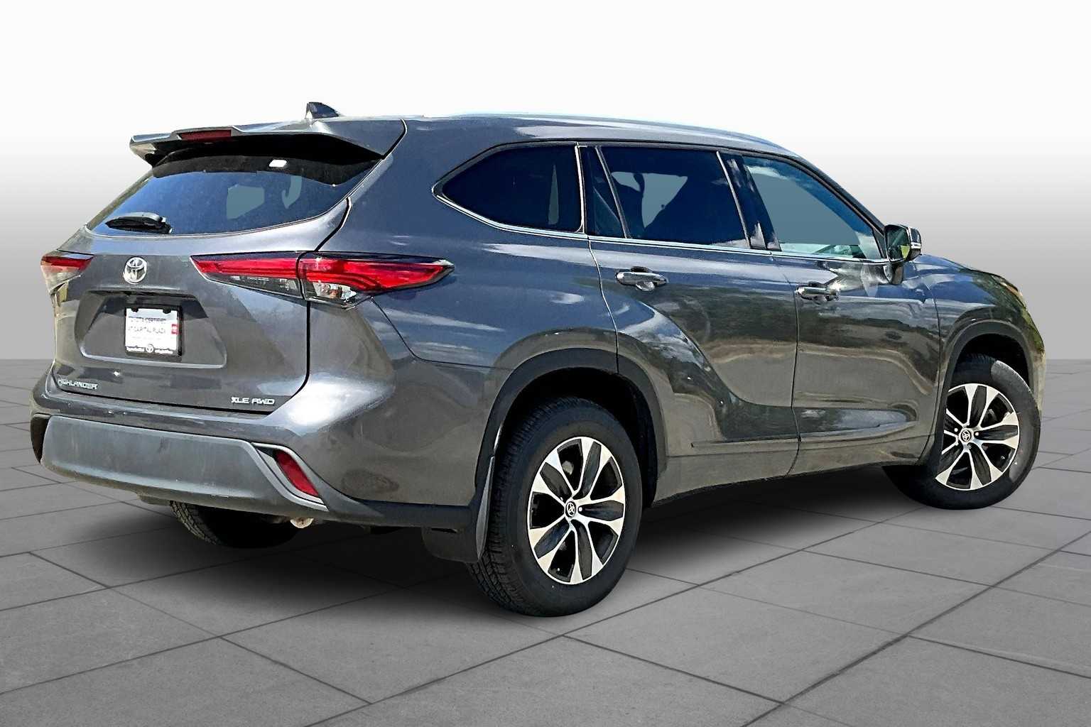 2022 Toyota Highlander XLE photo 12