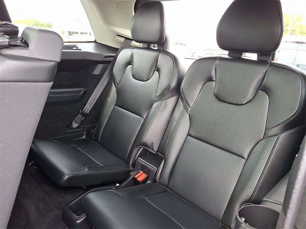 2020 Volvo XC90 T5 Momentum photo 11