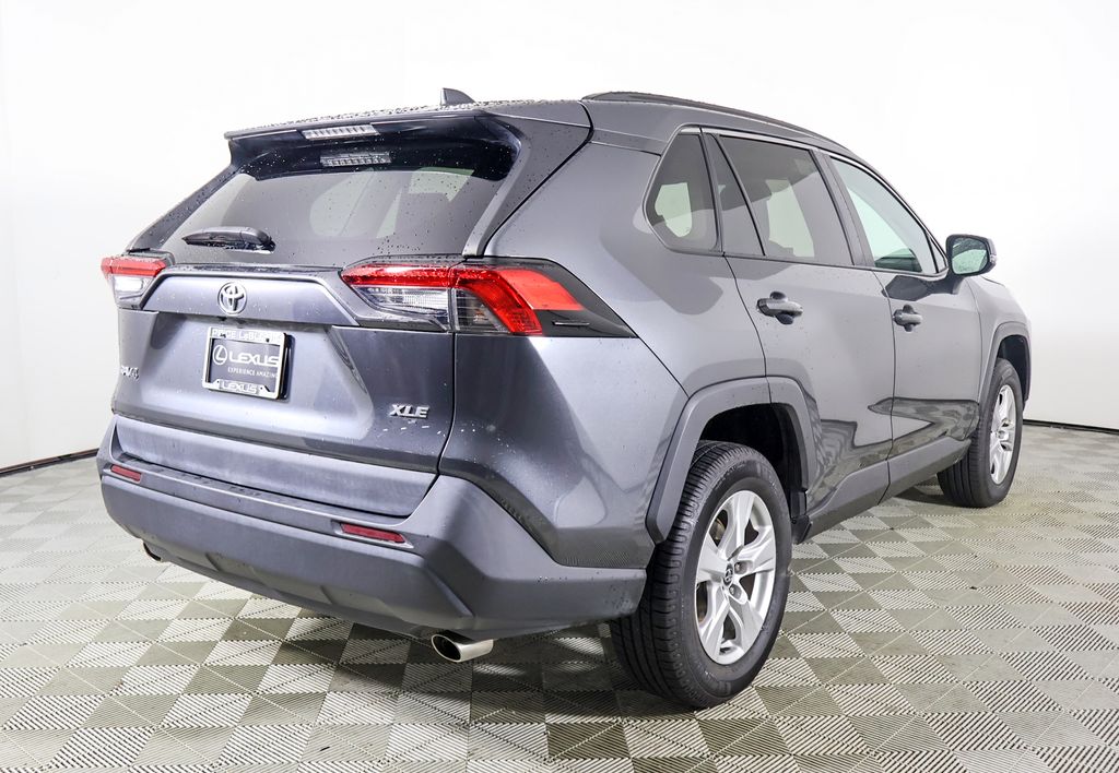 2020 Toyota RAV4 XLE photo 3