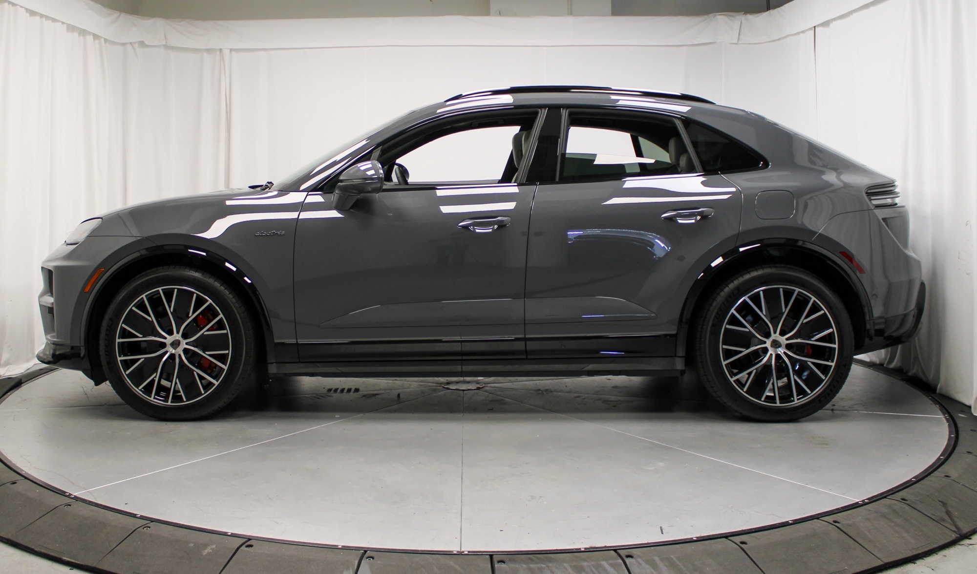 2025 Porsche Macan Electric Turbo photo 2