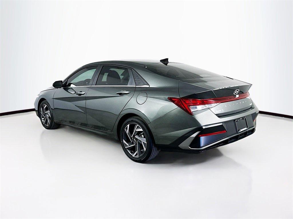 2025 Hyundai Elantra Limited photo 4