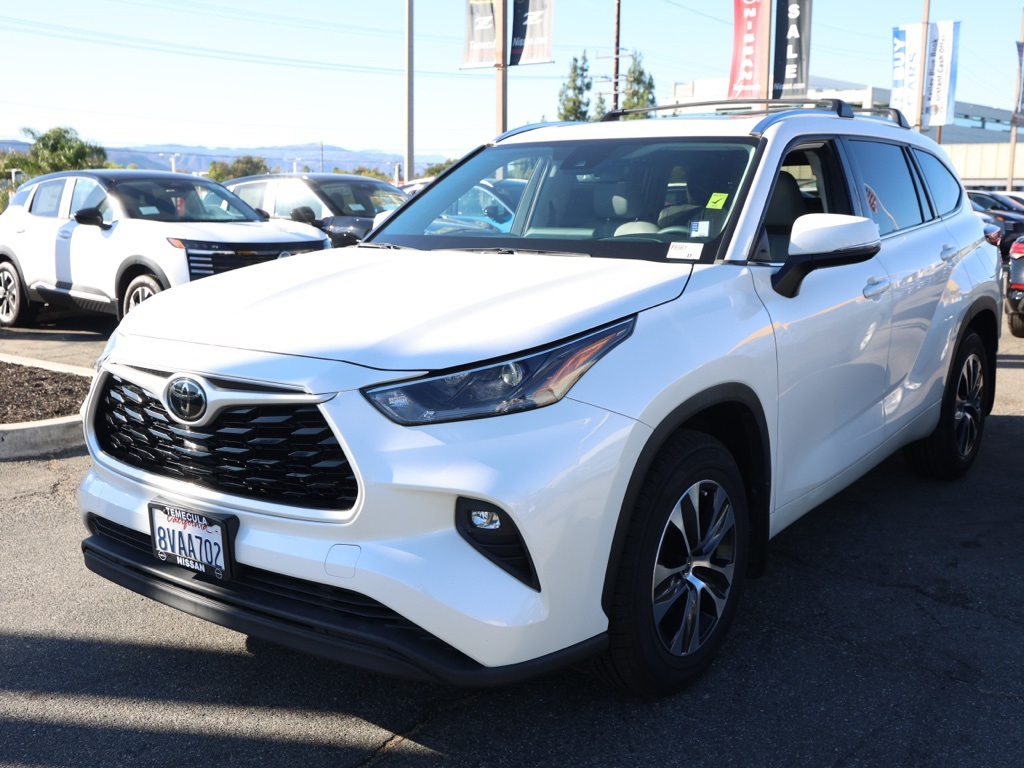 2021 Toyota Highlander XLE photo 3