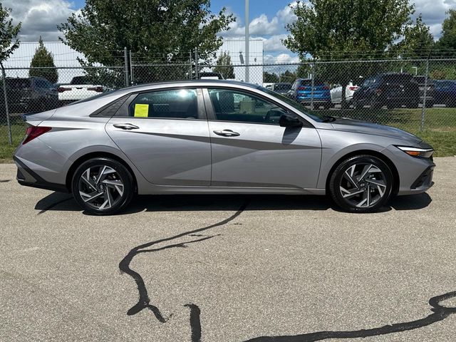 2025 Hyundai Elantra SEL Sport photo 3