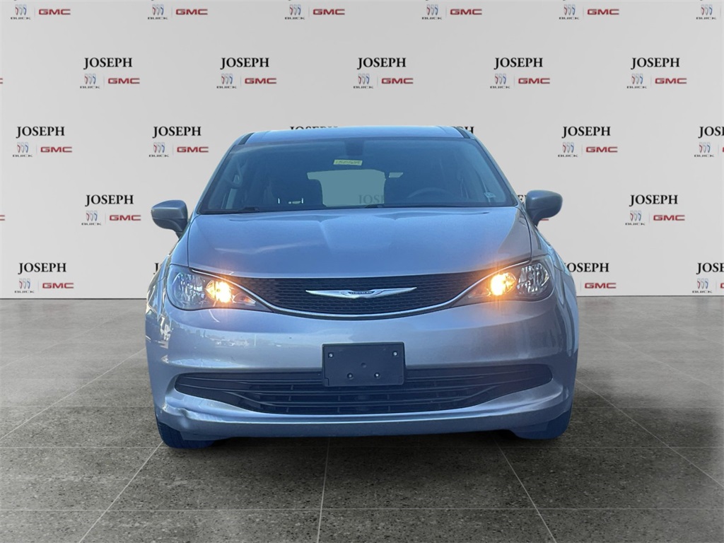 2017 Chrysler Pacifica LX photo 3
