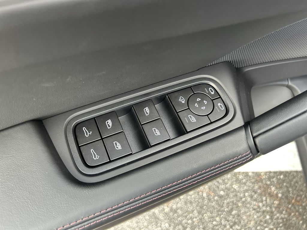 2025 Porsche Cayenne Coupe Base photo 17
