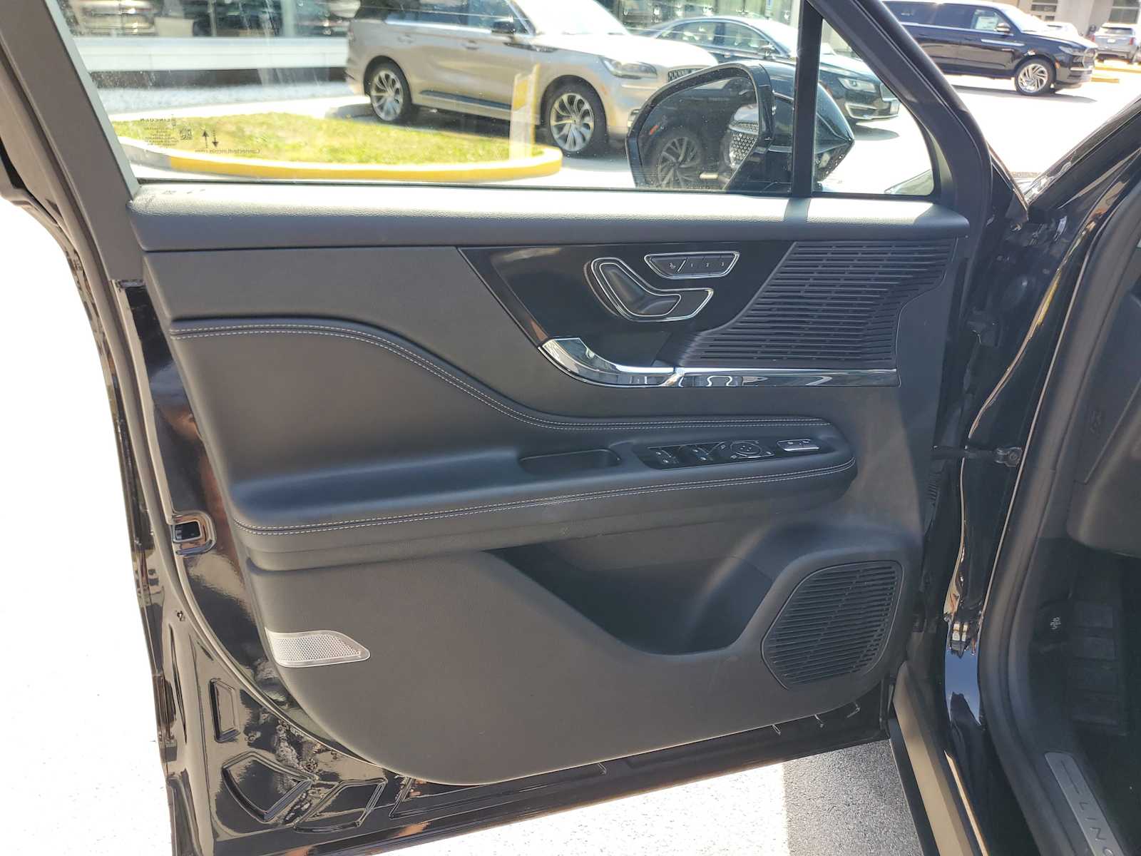 2022 Lincoln Corsair Standard photo 18