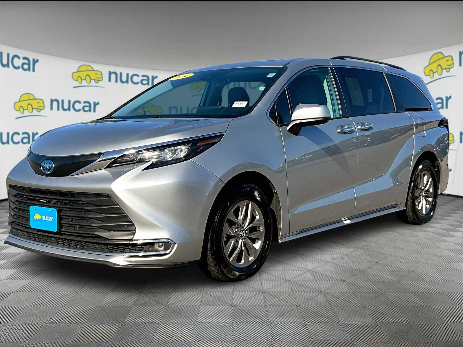 2024 Toyota Sienna XLE photo 3