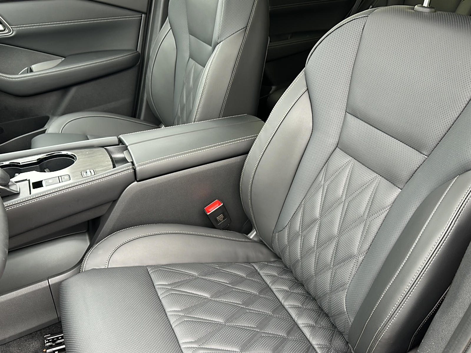 2025 Nissan Rogue Platinum photo 4