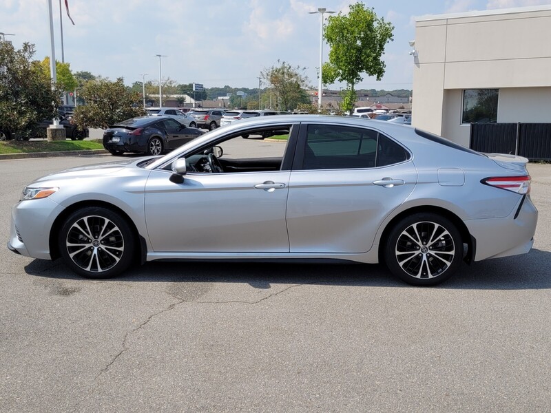 2020 Toyota Camry SE photo 4