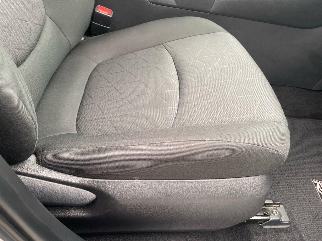 2024 Toyota RAV4 XLE photo 25