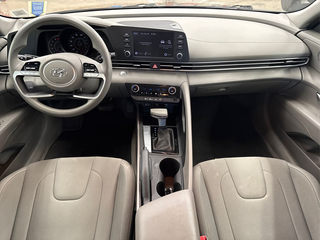 2022 Hyundai Elantra SEL photo 17