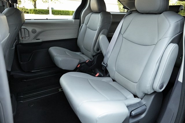 2024 Toyota Sienna XLE photo 24