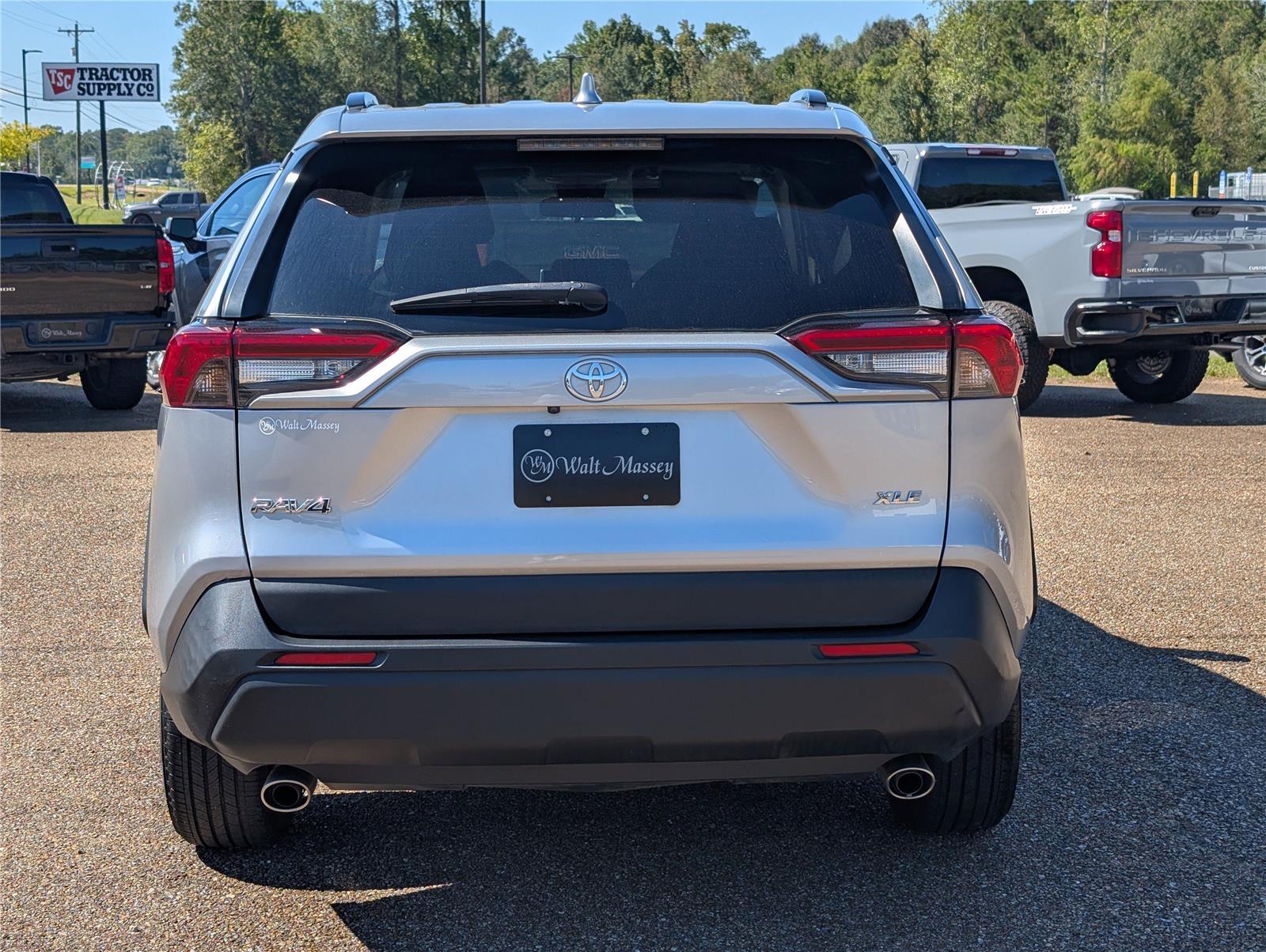 2023 Toyota RAV4 XLE photo 3