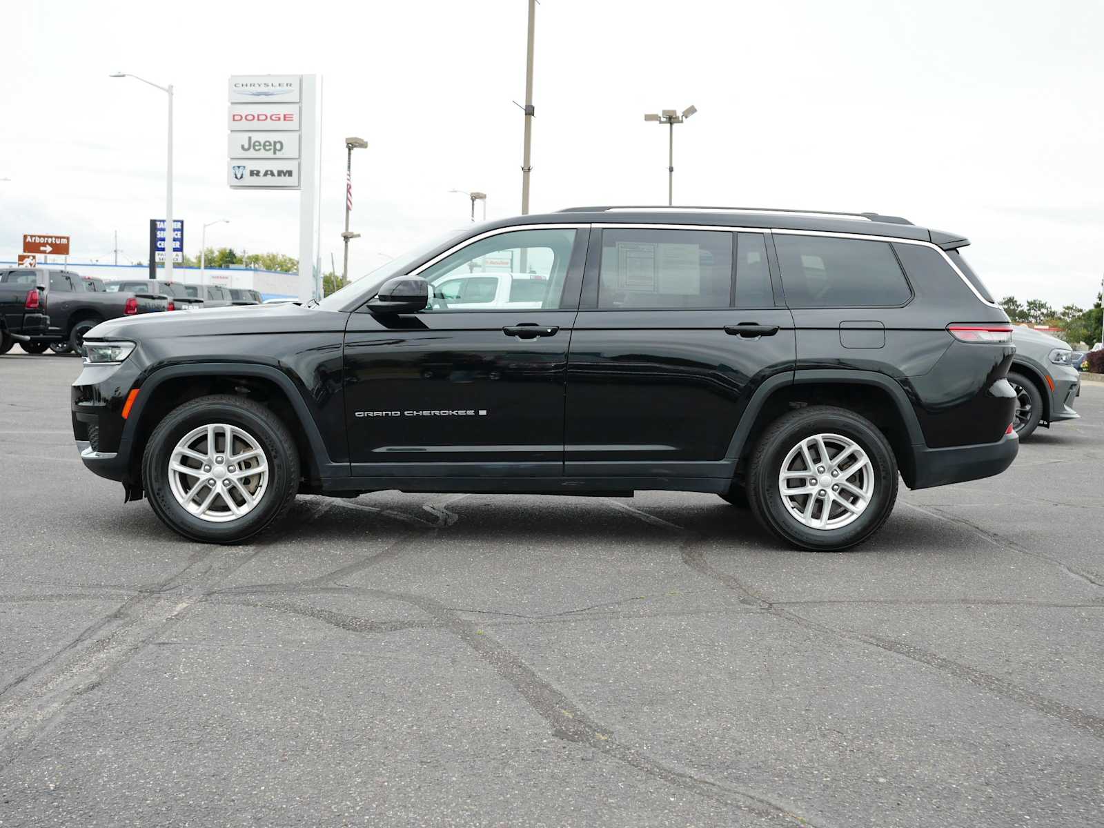 2023 Jeep Grand Cherokee Laredo photo 4