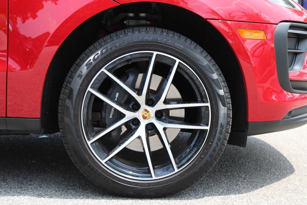 2025 Porsche Macan T photo 10