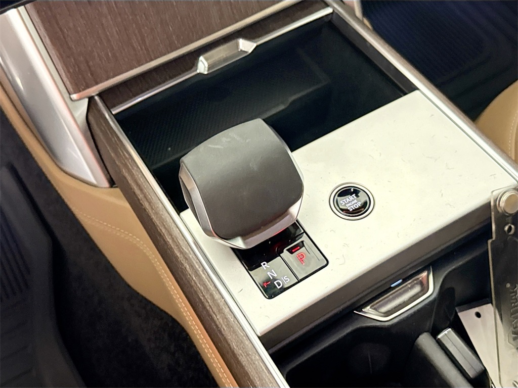 2025 Land Rover Range Rover SE photo 15